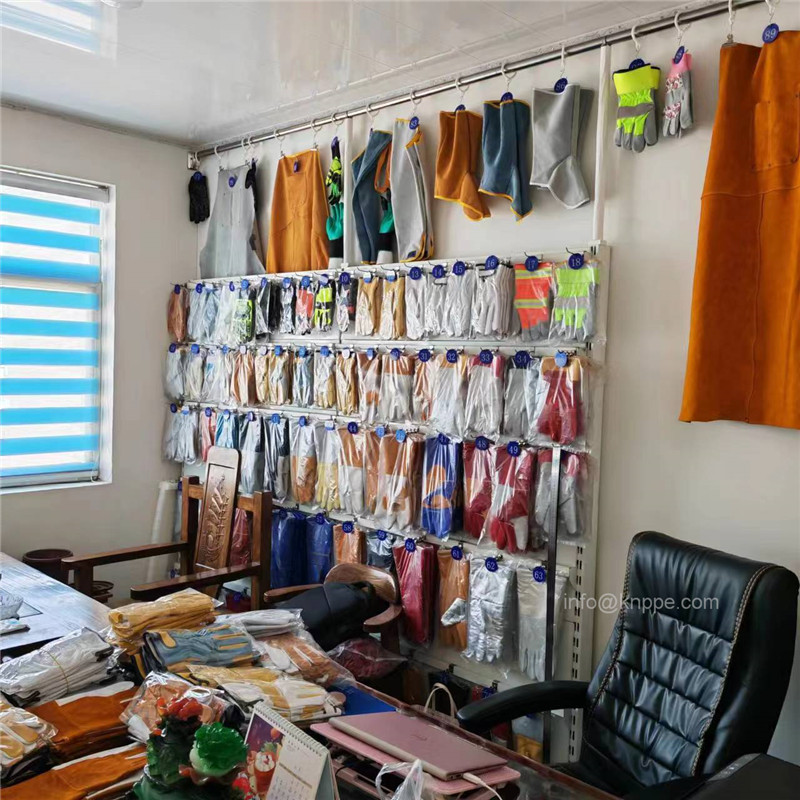 welder gloves showroom display01